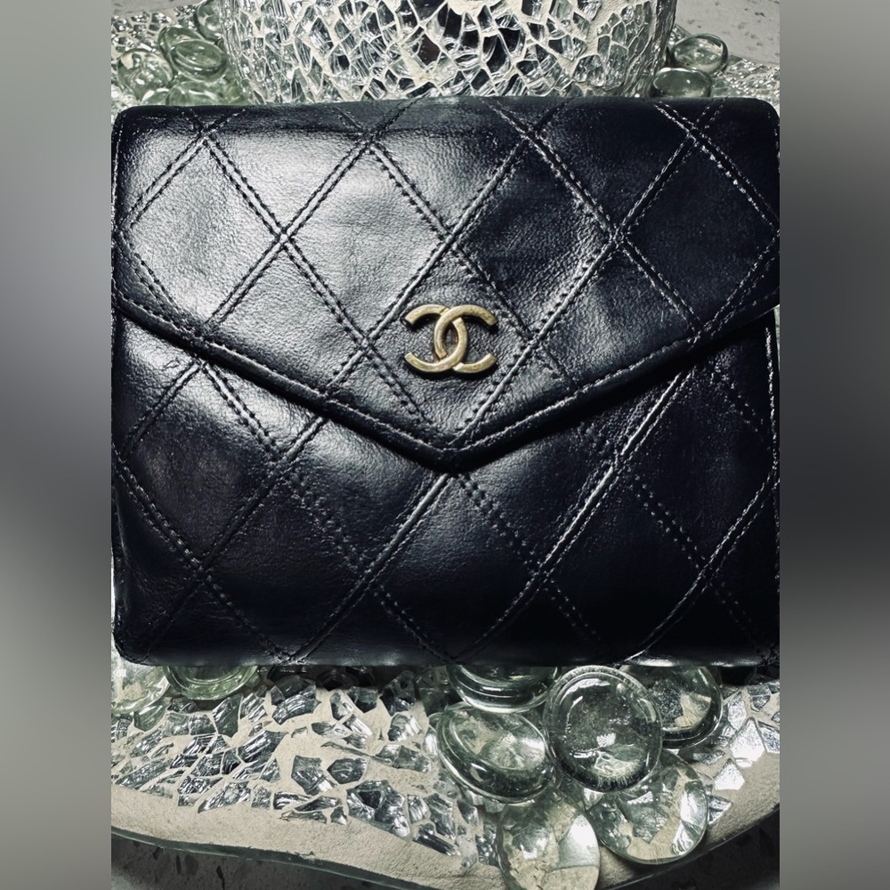 Chanel Black Vintage quilted Compact Wallet with Gold Logo (COA) included! - Picture 3 of 13
